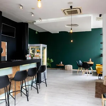 Diva Hotel: Beachside With Balcony And Spa Amenities